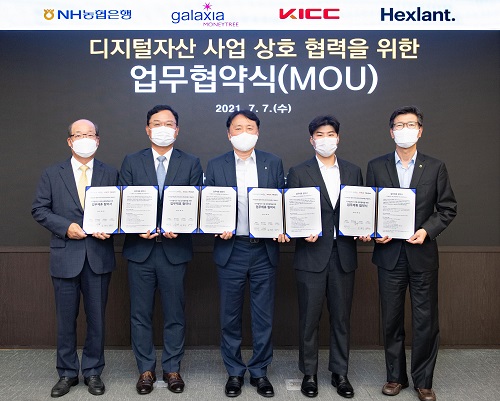 ▲ 지난 7일 농협은행 본사에서 디지털자산 사업 상호협력을 위한 업무협약을 체결하고 (사진 왼쪽부터) 임명수 한국정보통신 대표이사, 신동훈 갤럭시아머니트리 대표이사, 권준학 농협은행장, 노진우 헥슬란트 대표이사, 이상래 농협은행 디지털금융부문장이 기념촬영을 하고 있다.