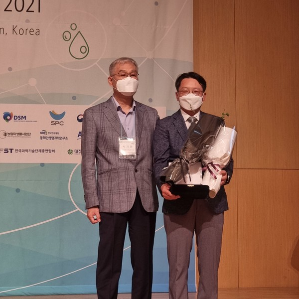 ▲오뚜기함태호재단 박기문 이사(왼쪽)와 성균관대학교 식품생명공학과 이재환 교수