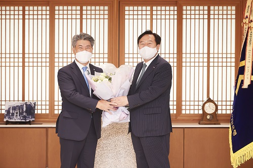 ▲ 29일 김기문 중소기업중앙회장(오른쪽)이 IBK기업은행 본점을 방문해 윤종원 IBK기업은행장(왼쪽)에게 창립 60주년 축하 꽃다발을 전달하는 모습