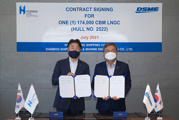 ▲이규봉 현대LNG해운 대표집행임원(왼쪽), 이성근 대우조선해양 사장