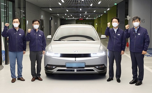 ▲ 최태곤 DGB금융지주 그룹지속가능경영총괄 전무(오른쪽 두 번째)와 직원들이 친환경 차량 도입 기념촬영을 하고 있다.