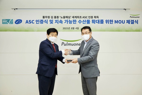 ▲4일 서울 강남 수서 풀무원 본사에서 열린 'ASC 인증식 및 지속가능한 수산물 확대를 위한 MOU 체결식'에서 풀무원 식품통합 마케팅 윤희선 대표(오른쪽)가 이번 인증 심사를 진행한 로이드인증원 이일형 한국대표(왼쪽)로부터 '지속가능 수산물 협력사 우수사례'로 선정돼 감사패를 받고 기념촬영을 하고 있다