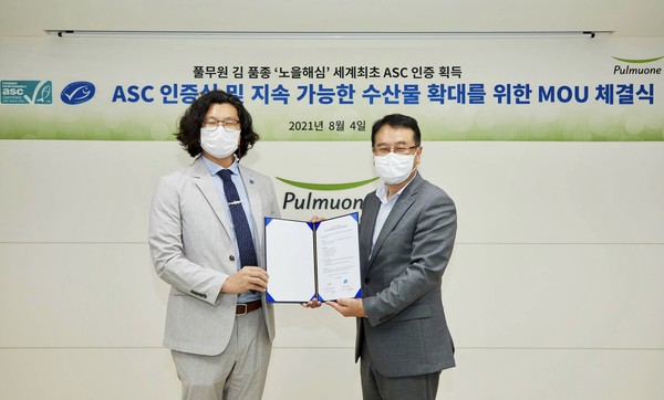 ▲4일 서울 강남 수서 풀무원 본사에서 열린 'ASC 인증식 및 지속가능한 수산물 확대를 위한 MOU 체결식'에서 풀무원 식품통합 마케팅 윤희선 대표(오른쪽)가 MSC 한국사무소 서종석 대표(왼쪽)와 지속가능 수산물 확대를 위한 업무 협약 체결 후 협약서를 들고 기념 촬영을 하고 있다