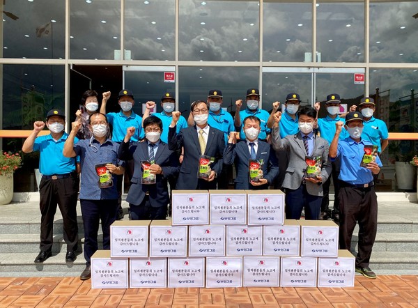 ▲부영그룹 남양주 월산 영업소에서 부영그룹 직원들과 남양주 월산 1, 2차 경비근로원들이 말복을 맞아 지급된 삼계탕을 들고 있다.