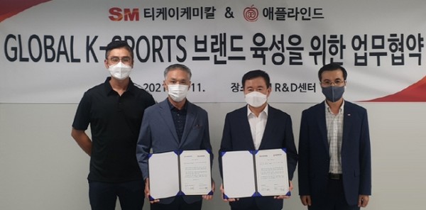 ▲김윤수 애플라인드 대표(왼쪽 두번째)와 김병기 티케이케미칼 대료(세번째)  [사진 제공= 티케이케미칼]