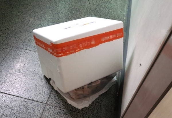 ▲ 로젠택배를 통해 배송 받은 유 씨의 택배 상자가 파손돼 있다.