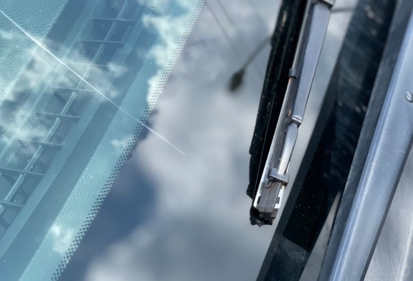 ▲ 불스원은 와이퍼 끝에 휜 부분으로 인해 스크래치가 난 것이라며 소비자 과실에 무게를 뒀으나 소비자는 장착시 문제가 없었다며 억울함을 토로했다.