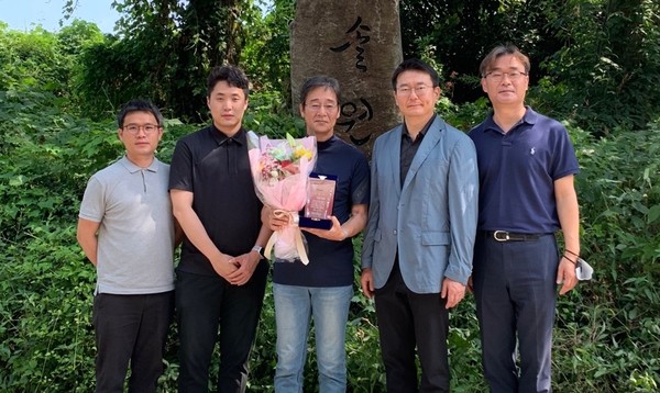 ▲경남 하동과 합천에서 자유방목 동물복지 유정란을 생산해 온 정진후 마이스터(가운데)와 올가홀푸드 강병규 대표(오른쪽에서 두 번째)