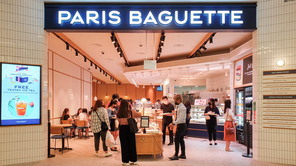 ▲싱가포르의 유명쇼핑몰인 PLQ몰 1층에 문을 연 파리바게뜨 PLQ몰점에서 현지인 소비자들이 빵을 고르고 있다