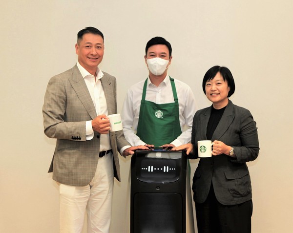 ▲스타벅스커피 코리아 송호섭 대표(왼쪽)는 지난 25일 경기도 성남시에 위치한 네이버 그린팩토리에서 네이버 한성숙 대표(오른쪽)와 차별화된 온·오프라인 고객 경험 확대를 위한 포괄적 업무협약(MOU)을 체결했다