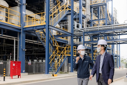 ▲ 방문규 수출입은행장(사진 오른쪽)이 미래 혁신성장동력인 수소에너지 분야 지원을 위해 26일 오후 충남 서산시에 소재한 대산그린에너지를 방문했다. 사진 왼쪽은 김영욱 대산그린에너지 대표이사.