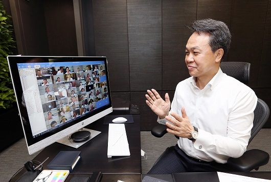 ▲ 30일 서울시 중구에 위치한 신한은행 본점에서 화상회의로 진행된 제 1차 ESG 경영위원회에 진옥동 신한은행장이 참석하는 모습