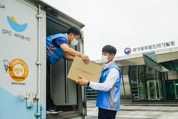 ▲1일 충북 진천 국가공무원개발원에서 SPC그룹 임직원들이 아프간 특별공로자들을 위한 구호물품을 전달하고 있다