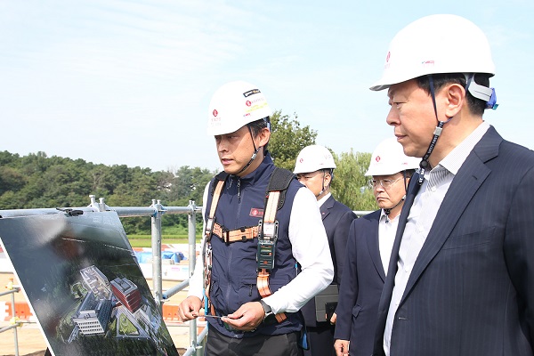 현장경영 중인 신동빈 롯데그룹 회장(오른쪽)