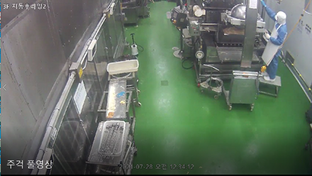 ▲직원이 주걱으로 장비를 쳐 유증기 낙하를 유도하는 모습(자료: 비알코리아)