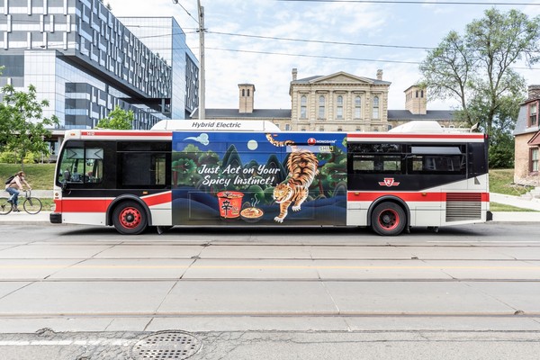 ▲농심 캐나다 버스 광고