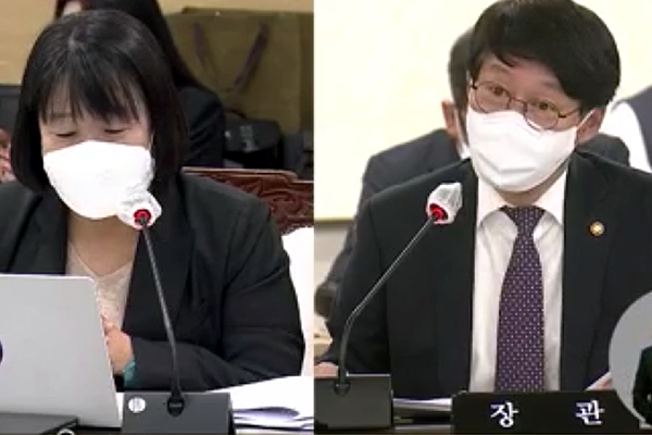 ▲윤미향 의원(왼쪽)과 안경덕 장관