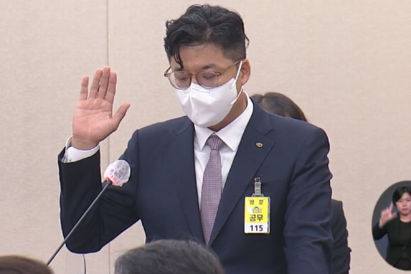 ▲이상준 현대약품 대표가 8일 복지위 국감에서 증인 선서를 하고 있다(캡처: 국회 인터넷의사중계시스템 영상)
