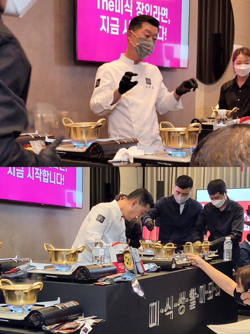 ▲김홍국 회장이 기자들에게 The미식 장인라면을 직접 끓여주고 있다