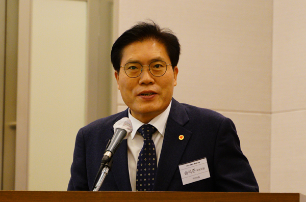 ▲송석준 국민의힘 국회의원이 여의도 전경련회관 컨퍼런스센터 3층 에메랄드홀에서 열린 ‘2021 친환경 하우징 포럼’에 참석해 개회사를 하고 있다. 