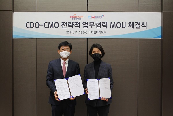 ▲디엠바이오 최경은 대표(오른쪽)와 프로티움사이언스 김훈택 대표
