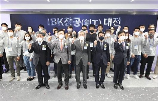 ▲ 11일 열린 IBK창공 대전 개소식에서 윤종원 기업은행장(왼쪽부터), 허태정 대전시장, 고승범 금융위원장, 이원욱 과학기술정보방송통신위원장, 강병삼 연구개발특구진흥재단 이사장이 기념촬영을 하고 있다.