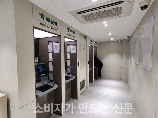 ▲ 점포 입구 오른편에 위치한 ATM기기. 하나은행과 우리은행 기기 2대씩 설치돼있다