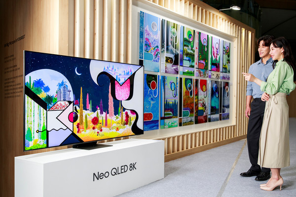 ▲삼성전자 모델이 Neo QLED 8K로 로아 작가의 '나무(Tree)' 작품을 감상하고 있다.