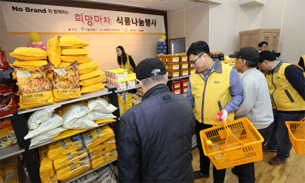 ▲이마트는 지난해 독거노인에게 보양식 키트를 지원했다.