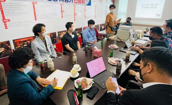 ▲제너시스BBQ 윤경주 부회장과 부서장, 충청·전라 지역 패밀리가 간담회를 진행하고 있다
