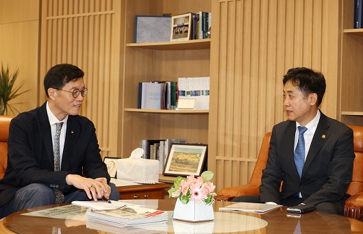 ▲ 김주현 금융위원장(오른쪽)과 이창용 한국은행 총재가 18일 오후 한국은행에서 첫 회동을 가졌다.