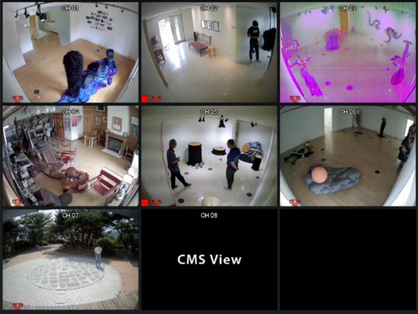 ▲세 번째 CCTV 화면이 보라색으로 변해 있다.