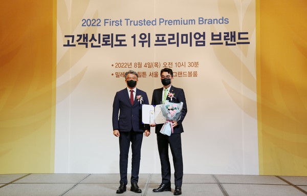 ▲ 오준오 보람그룹 대표이사(우)가 2022 고객신뢰도 1위 프리미엄 브랜드대상 시상식에서 기념촬영을 하는 모습
