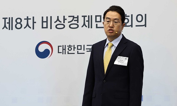 ▲28일 광주 김대중컨벤션센터에서 열린 '대한민국 디지털 도약 전략 발표식'에서 강한승 쿠팡 대표가 자사의 디지털 역량 활용 사례를 소개하고 있다.