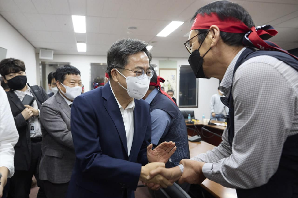 ▲오늘 새벽 4시경 경기도버스 노사 협상 타결된 현장을 찾은 김동연 도지사(왼쪽)