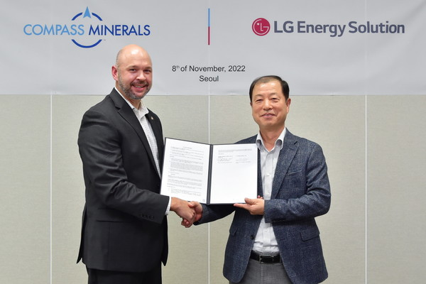 ▲김동수(오른쪽) LG에너지솔루션 전무와 크리스 얀델 컴파스 미네랄 리튬사업부장