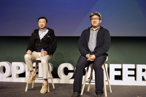 ▲(왼쪽부터)SW품질혁신사업부 김성운 상무와 검증솔루션개발팀 김범섭 팀장