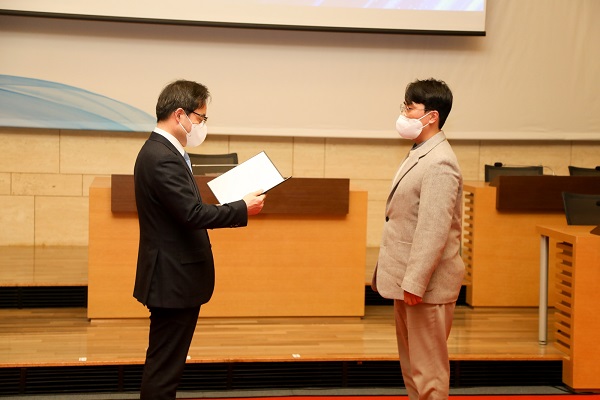 ▲(왼쪽부터) 한기정 공정거래위원장, 이랜드월드 공정거래팀 권오규 과장