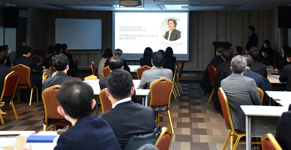 ▲2일 오전 서울 한미약품 본사에서 열린 신년 포럼에서 한미약품그룹 임원들이 송영숙 회장의 신년사가 담긴 영상을 시청하고 있다
