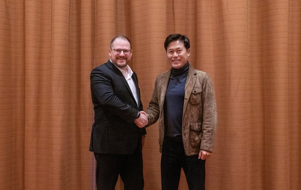 ▲SK하이닉스 박정호 부회장(오른쪽), 퀄컴 크리스티아노 아몬 CEO
