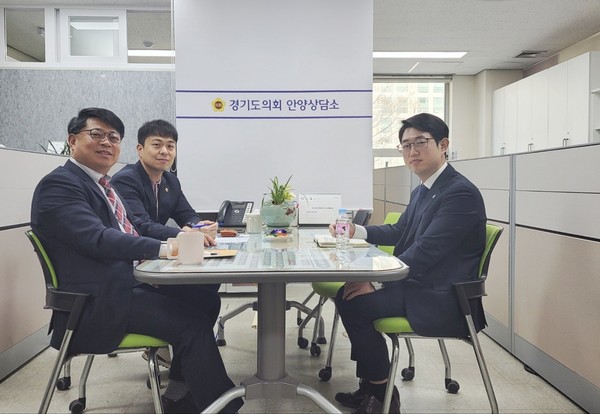 사진 왼쪽부터 김재훈 의원, 유영일 의원, 문수훈 안양시청 대외협력관