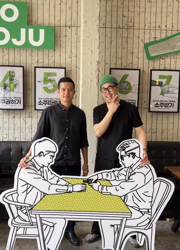▲퍼니준이 베트남 하노이 콤프렉스01 CEO 푸크 트랜(Phuc Tran)과 ‘K-컬쳐 일러스트’ 전시를 기념해 함께 촬영했다