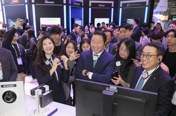 2023년 스페인 바르셀로나에서 열린 ‘MWC23’ SK텔레콤 전시관에서 AI 기술에 대한 설명을 듣는 최태원 회장
