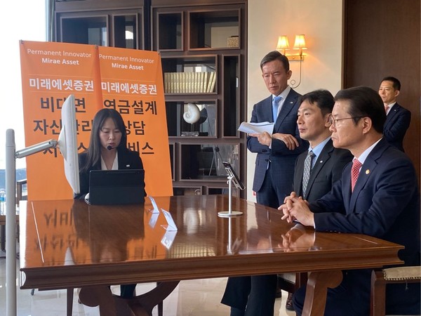 ▲이정식 고용노동부 장관, 이복현 금융감독원장이 미래에셋증권 퇴직연금 서비스 시연에 참여하고 있다.