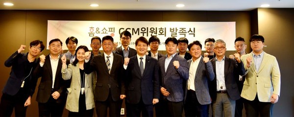 ▲(사진설명) 이원섭 홈앤쇼핑 대표(앞줄 왼쪽에서 다섯 번째)와 이성한 홈앤쇼핑 CCM위원장(앞줄 왼쪽에서 네 번째)