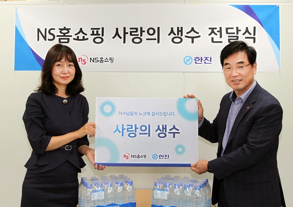▲ NS홈쇼핑 고객지원본부장 김갑종 전무(오른쪽), 한진택배 전략영업담당 이혜준 상무(왼쪽)