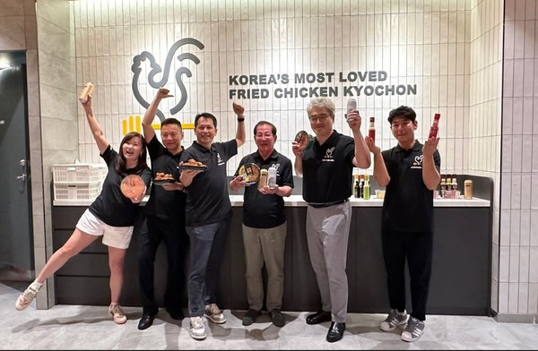 ▲교촌치킨 대만 1호점(kyochon Banqiao Global Store)에서 권원강 교촌에프앤비㈜ 회장(왼쪽에서 네번째), 헨리왕(Henry Wang) 라카파 그룹 회장(왼쪽에서 세번째) 및 관계자들이 교촌치킨, 볶음면, 수제맥주와 함께 기념 촬﻿영을 하고 있다.