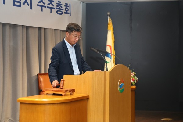 ▲ 임병용 GS건설 부회장이 11일 열린 임시 주주총회에서 의사봉을 두드리고 있다.