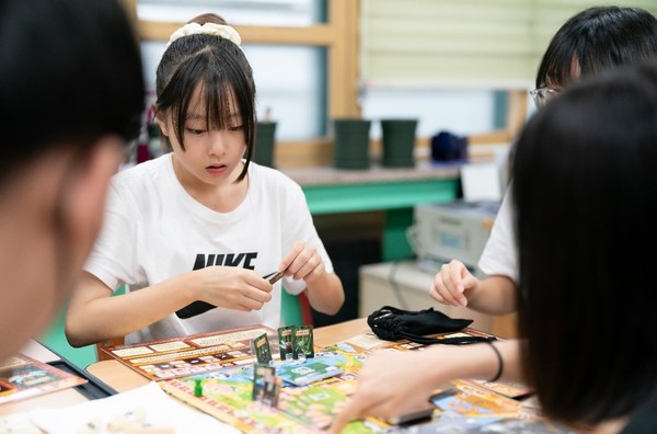 ▲전남 광양 중진초등학교 학생이 지난 7월 18일 포스코1%나눔재단의 청소년 지:구하다 교육 프로그램에 참여하고 있다