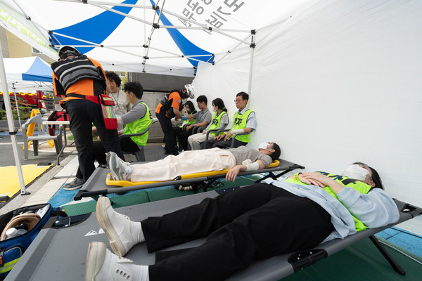 ▲ 세종특별자치시 집현동 새나루마을 12단지 공동주택에서 지진 발생을 가정한 안전한국훈련을 유관기관과 합동으로 실시했다.